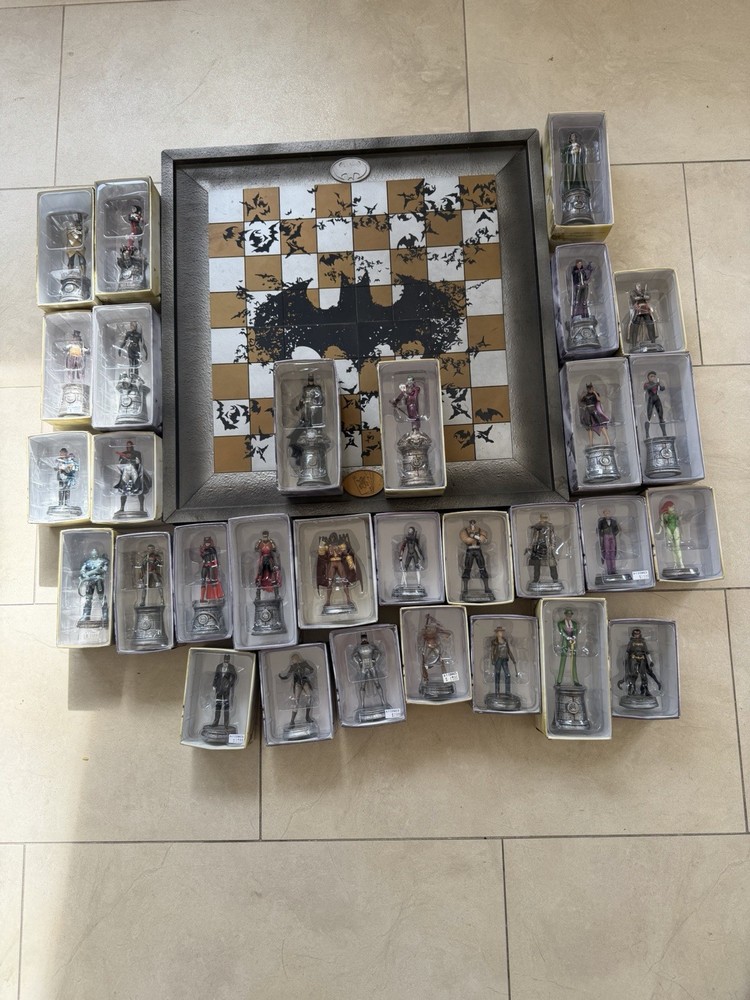 Eaglemoss DC Batman Chess Set Board Magazines Collection Near Complete.