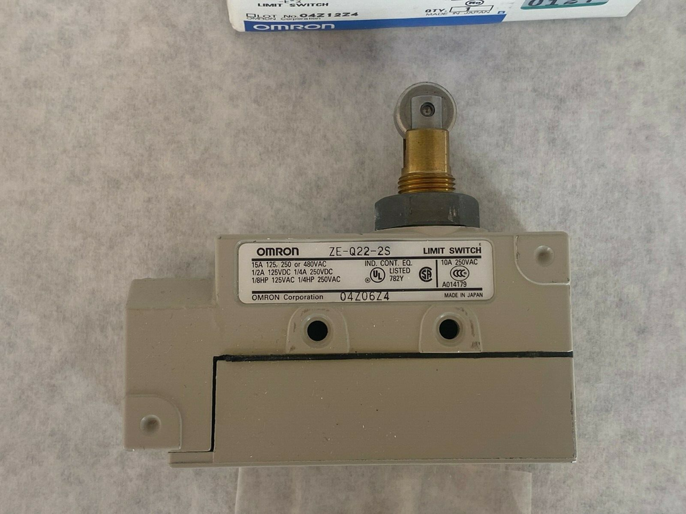 OMRON ZE-Q22-2S Roller Plunger Actuator Type Enclosed Limit Switch