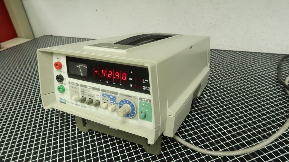 FLUKE 8921A TRUE RMS VOLTMETER