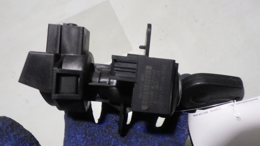 17 FORD TAURUS Ignition W/Key