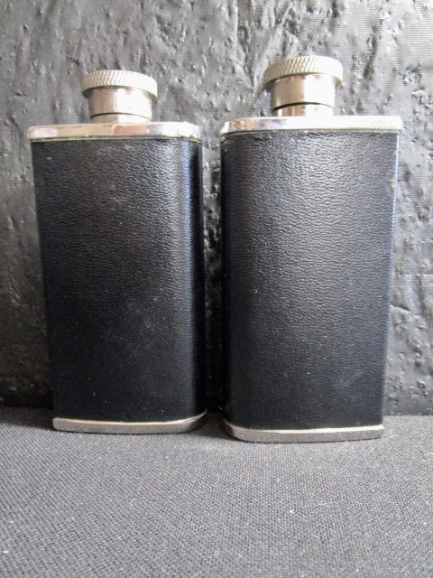 VINTAGE DOUBLE FLASKS IN LEATHER JACKET - REMOVABLE