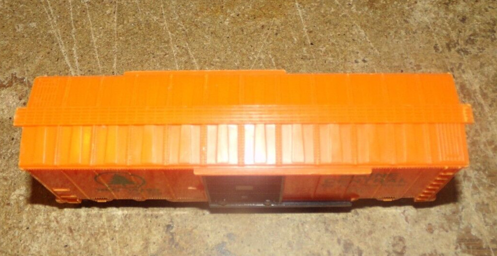HO scale main central orange + black box car in nice shape used