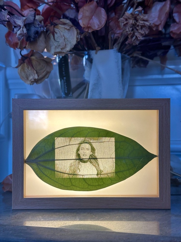 Leaf Carving with light frame