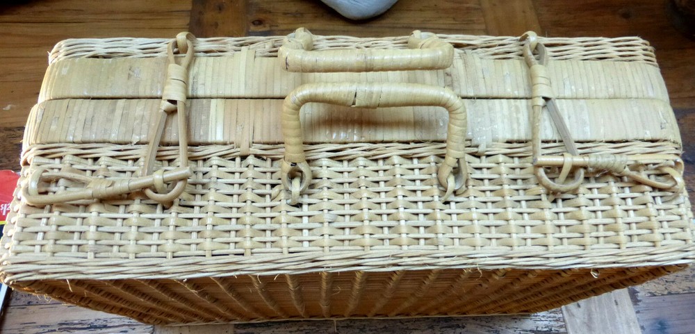 Vintage SEWING Basket RATTAN Medium NICE