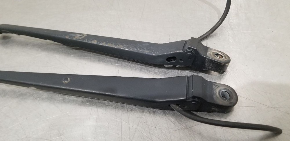 96 CHEVY IMPALA SS WINDSHIELD WIPER ARM SET PAIR