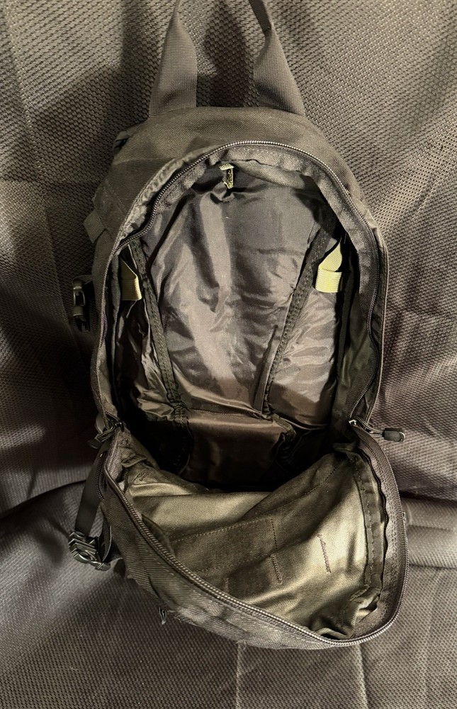 CAMELBAK Maximum Gear Hydration Backpack | Black | Padded Straps | Stowable Belt