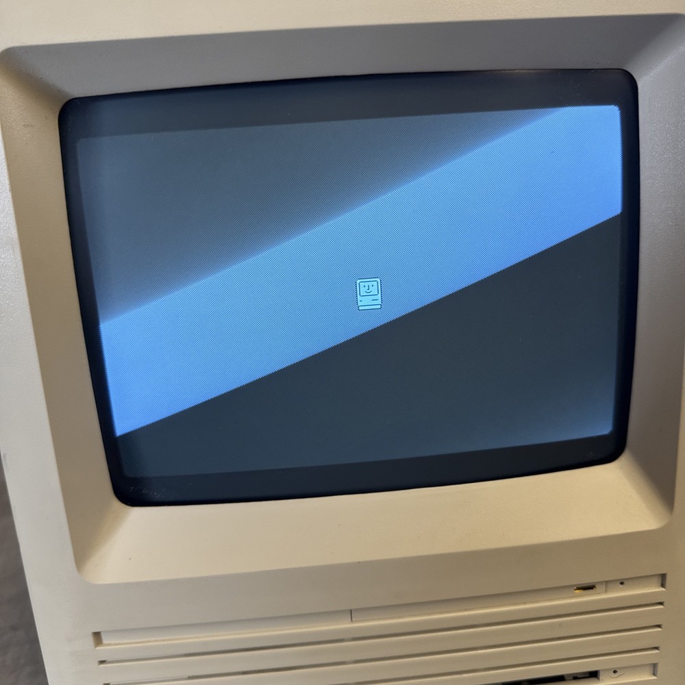 1986 Macintosh SE M0511 Powers on and working -