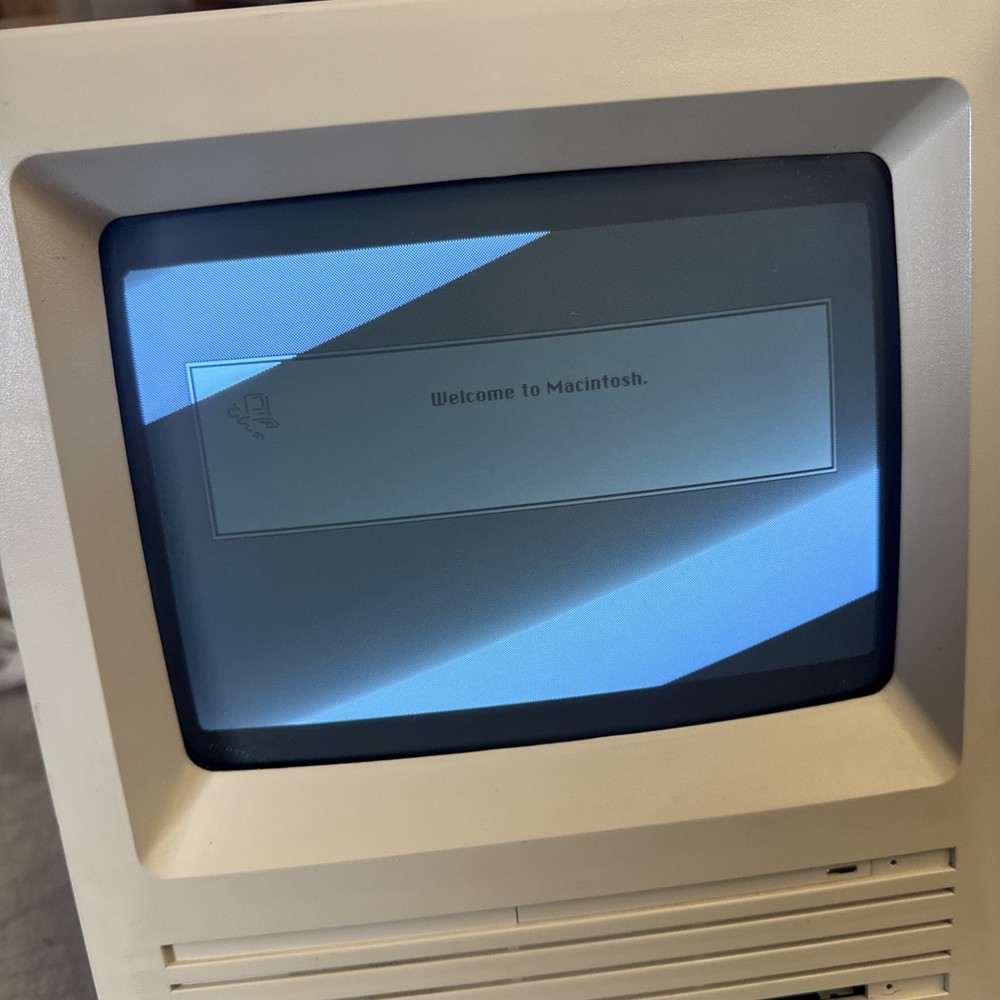1986 Macintosh SE M0511 Powers on and working -