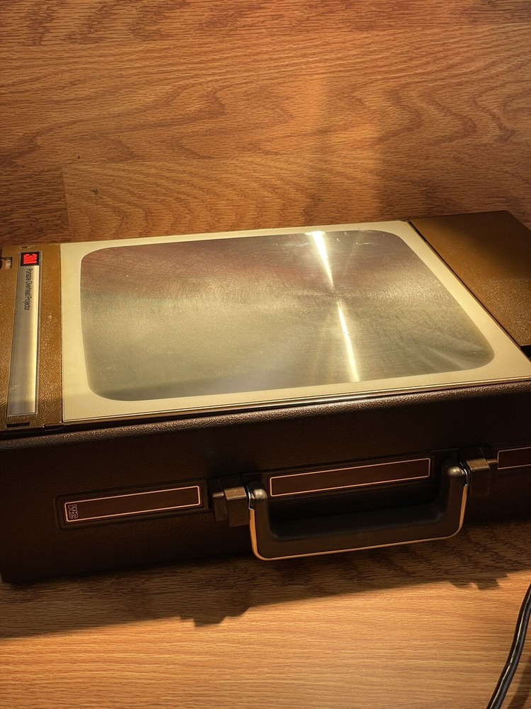 3M Visual Systems 2000 AG Portable Overhead Transparency Projector