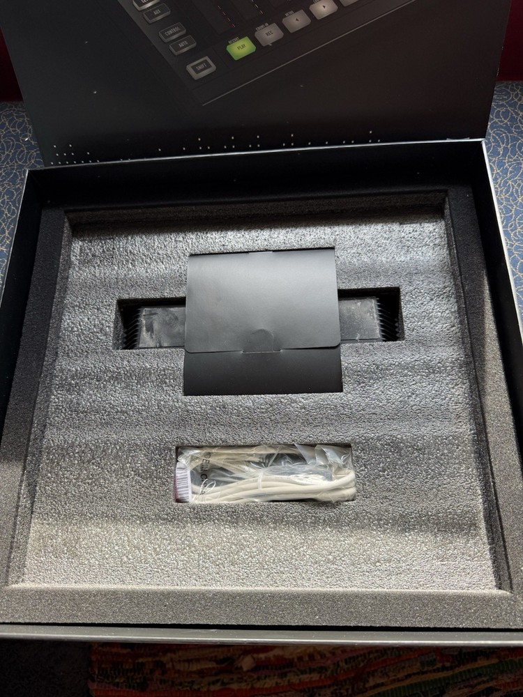 Native Instruments Maschine Jam Pad Controller 64 Keys