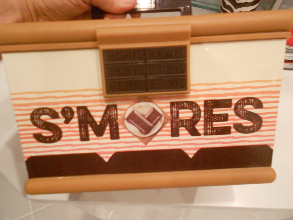 HERSHEY'S S'MORES HINGED PLASTIC BOX WITH HANDLE 9" X 7" X 5 1/2"
