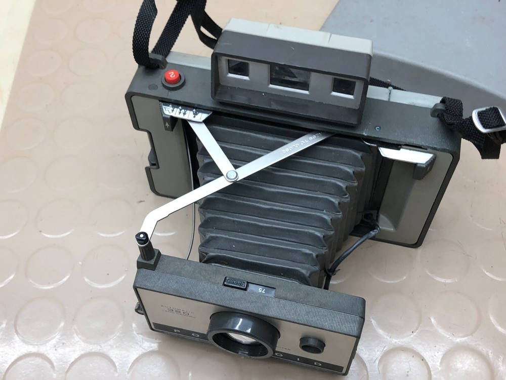 VINTAGE POLAROID 320 AUTOMATIC LAND CAMERA