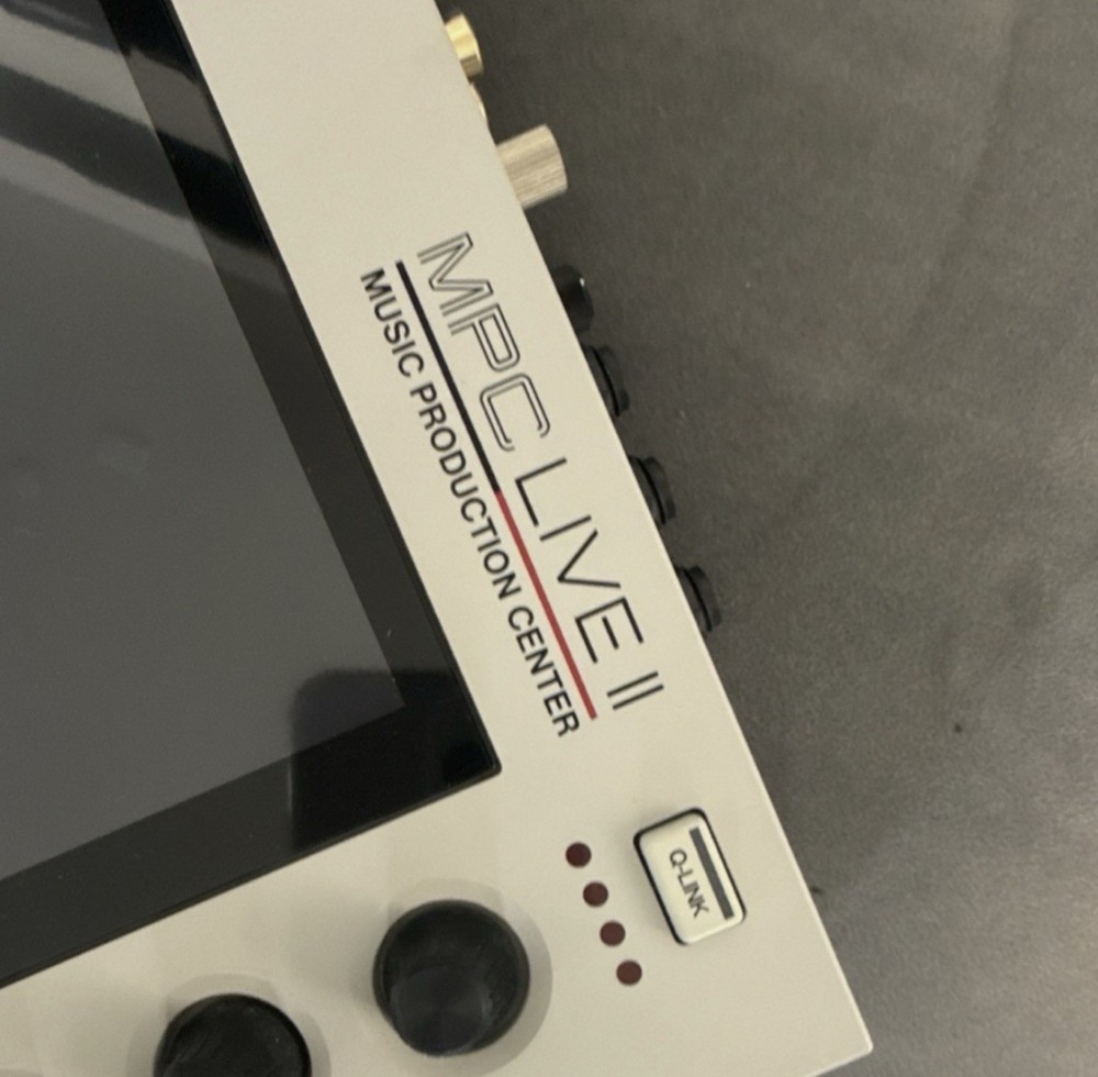 Akai MPC Live II Sampler & Sequencer Retro Edition WhitE USB