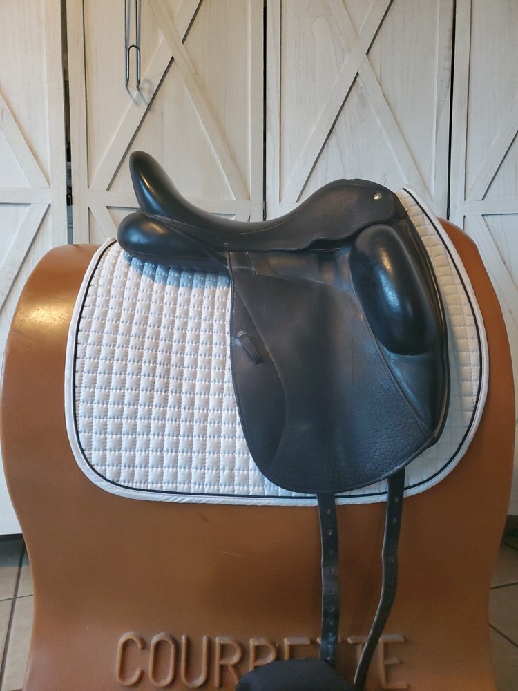 Custom Icon Star Dressage Saddle 17.5/M