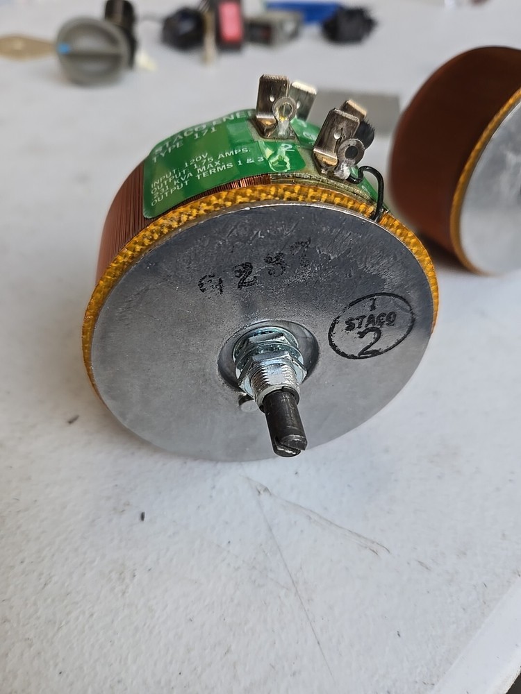 STACO ENERGY 171 125 VAC 1.75 A 0.231 kVA Variable Transformer