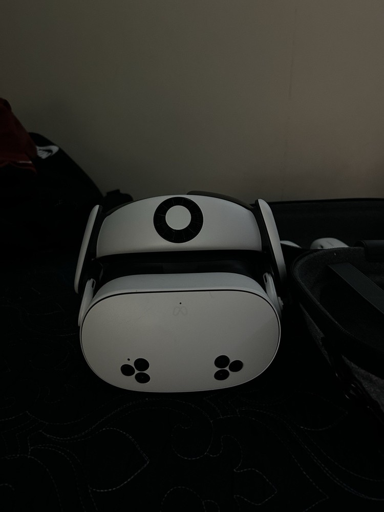 Meta Quest 3s Standalone VR Headset White/Black w/ Controllers, BOBOVR Bundle