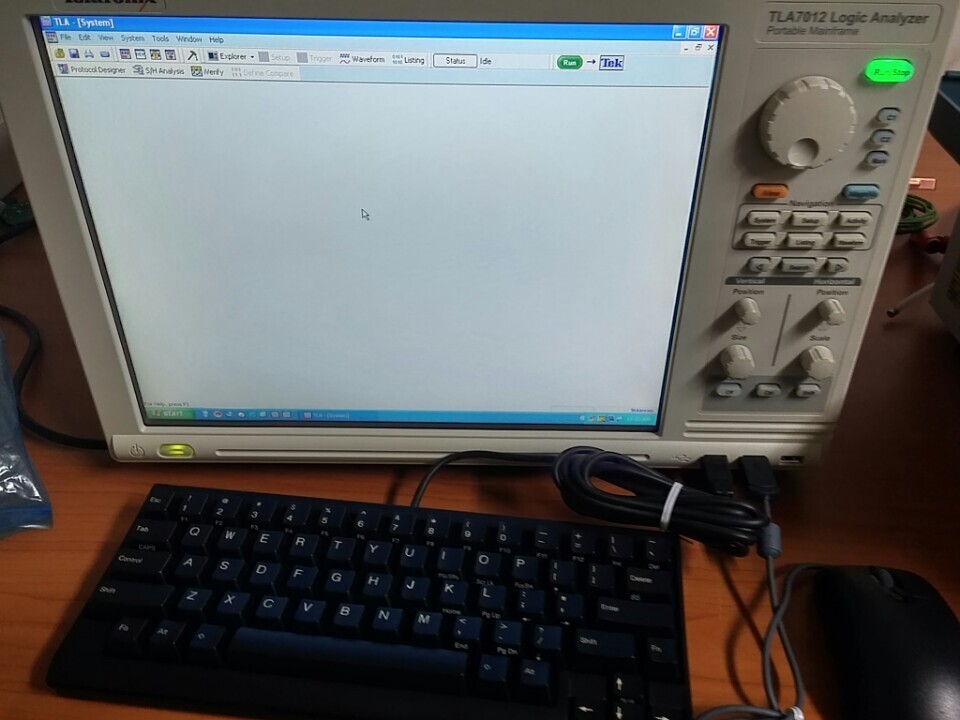 Tektronix TLA7012 Logic Analyzer mainframe only, without grabber