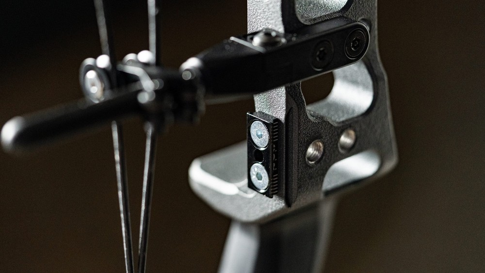 Hamskea Epsilon™ Arrow Rest w/ C.O.R.™ Riser Interface Bracket