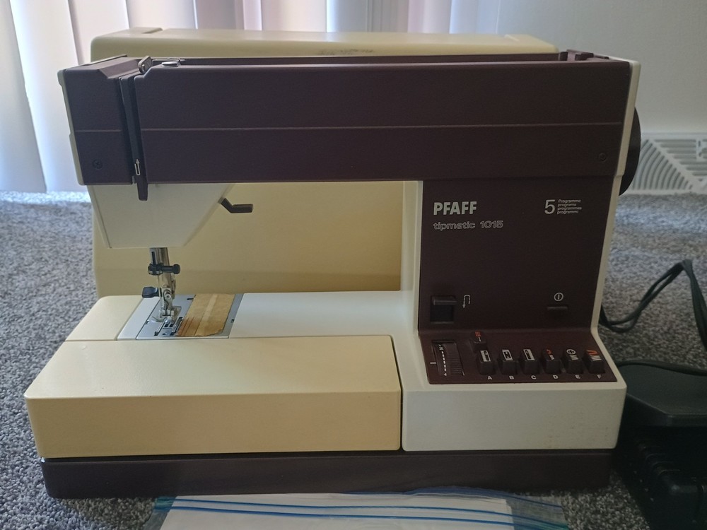 PFAFF 1015 TIPMATIC Sewing Machine Vintage
