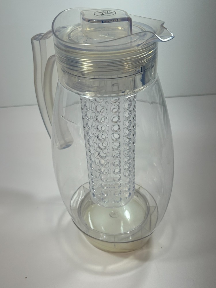 Water Infuser Pitcher- Fruit/Veg. Infusing Water Pitcher With built in ice pack