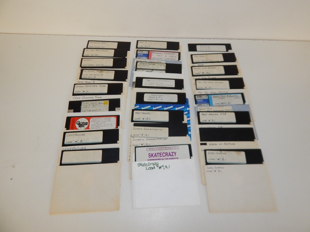 ^^ COMMODORE 128 VINTAGE PERSONAL COMPUTER IN BOX (WMN24)