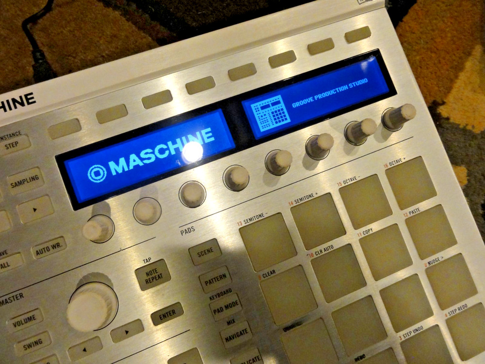 Native Instruments MASCHINE MK2 White – Powers On – No Software for Full Test