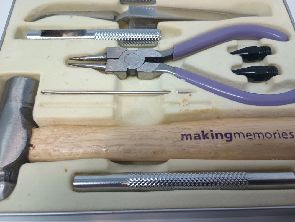 Making Memories Scrapbooking Tool Kit - Wear - Missing Needle