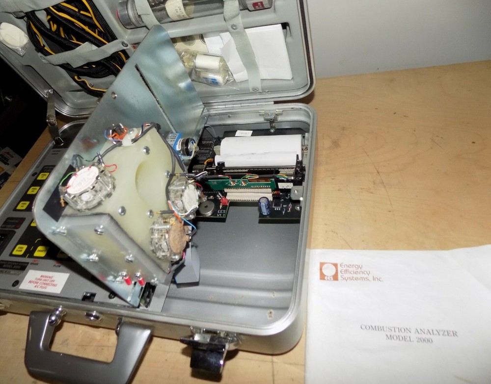 EES Enerac 2000 Portable Combustion Analyzer Model 2000 w/ Accessories