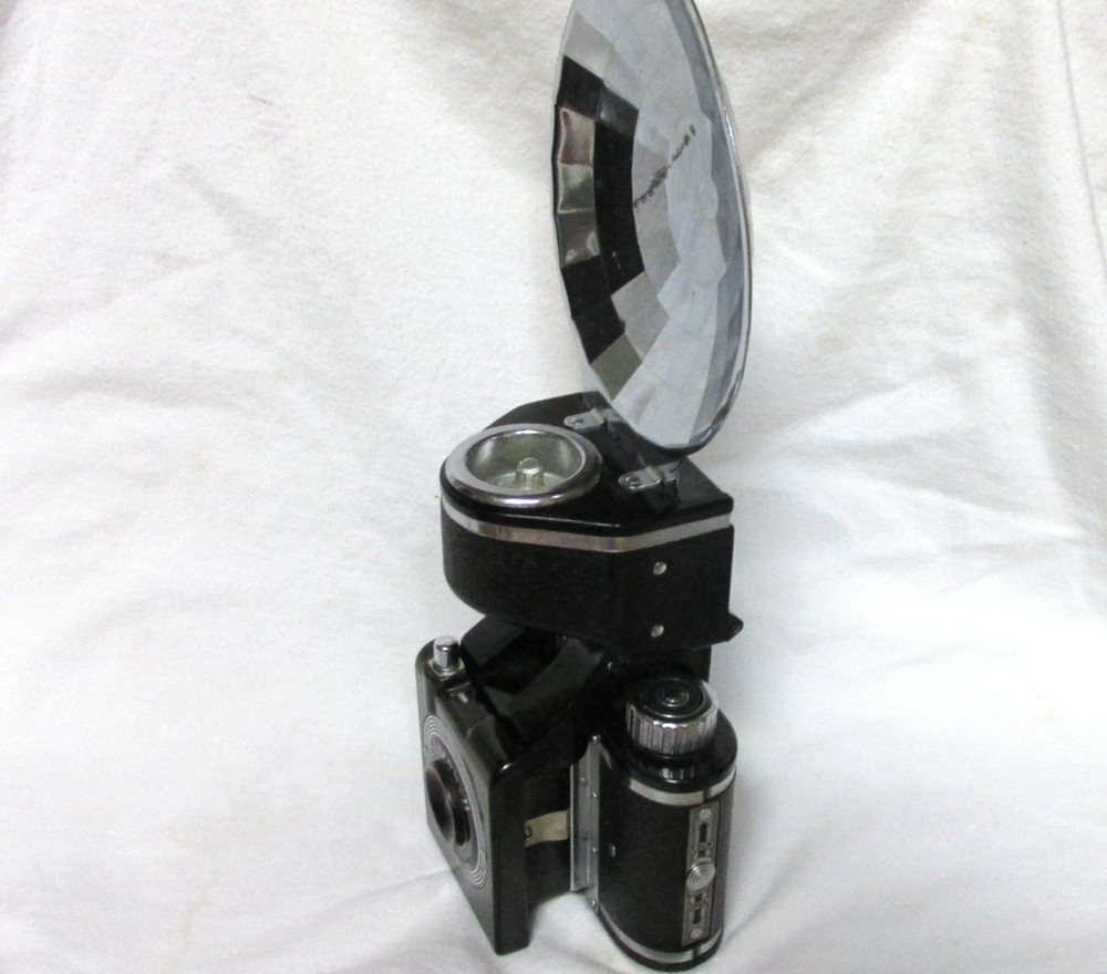 VINTAGE 1950s BEACON II CAMERA w/ FLASH FOR DISPLAY