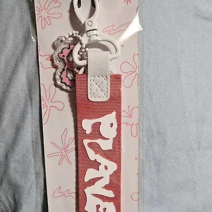 Playbe Hide and Seek Strap Keyring Official