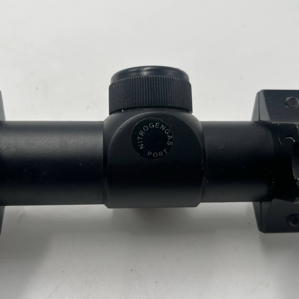 CENTER POINT HUNTING & OUTDOORS 4X32 variable-power riflescope