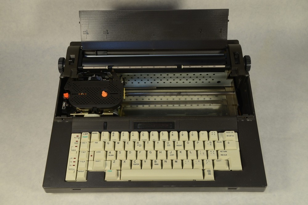 JH1752 Silver Reed EX34 Electric Typewriter