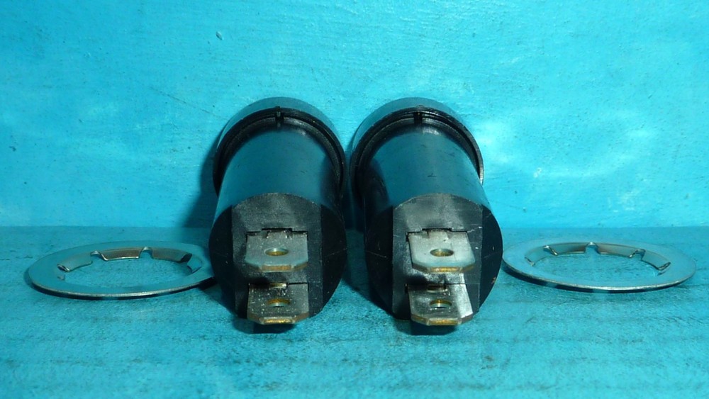 2 Heinemann 15 Amp Re-Cirk-It Push Button Circuit Breakers NOS