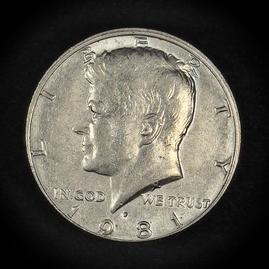 1981-P KENNEDY HALF DOLLAR 50C ERROR MISALIGNED DIE (H59)