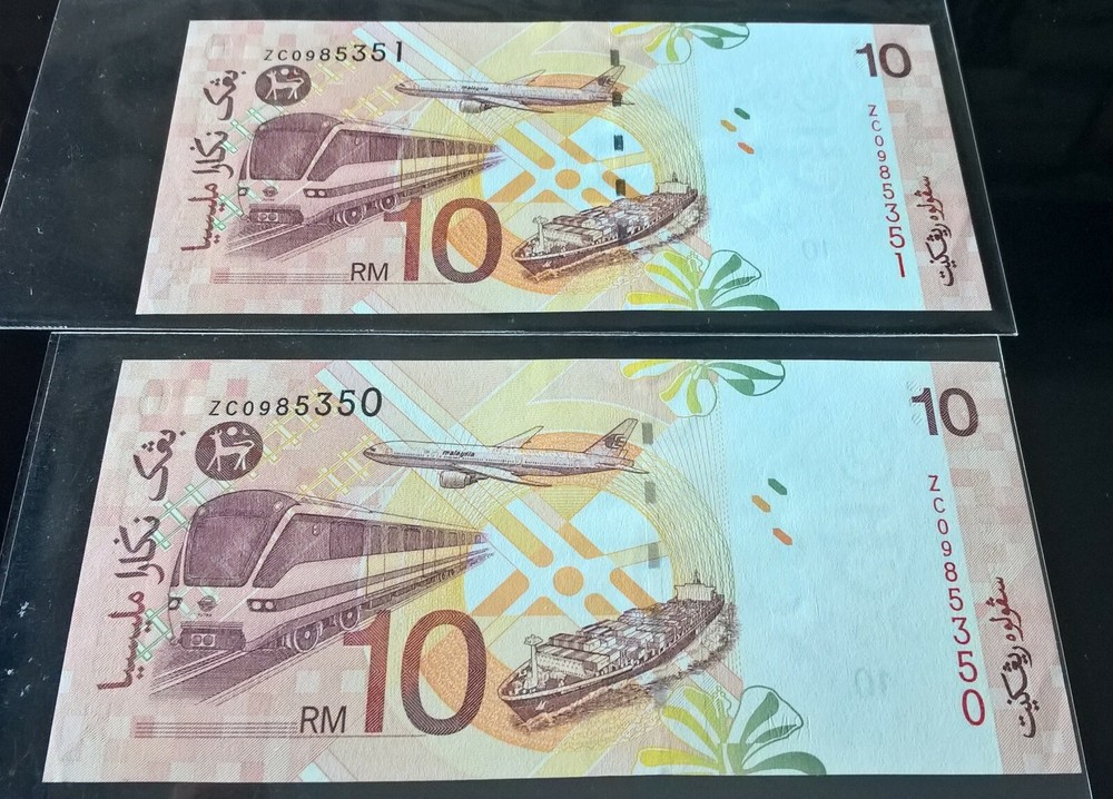 Malaysia Ringgit $10 ZC Replacement Note 2pcs Running Number UNC Handling Mark