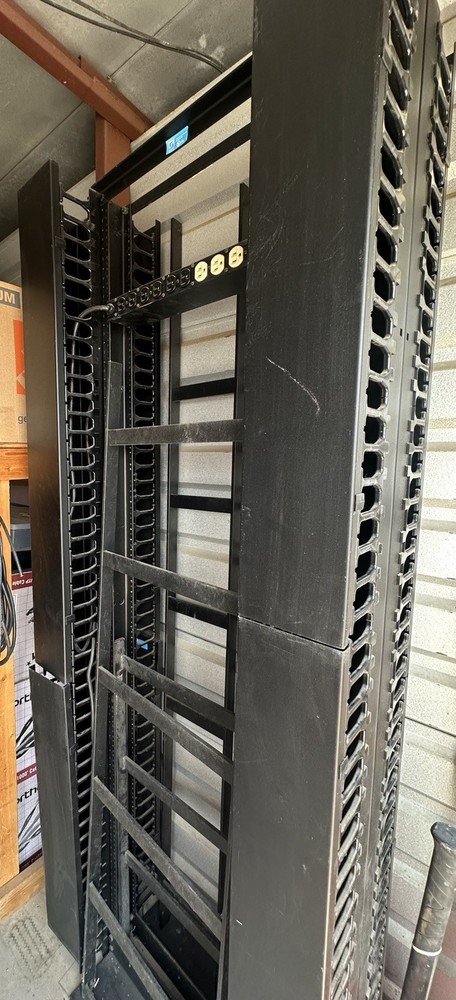 Chatsworth Double Sided Vertical Cabel Manager