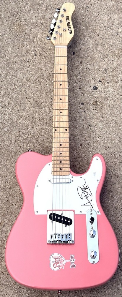 AVRIL LAVIGNE SIGNED Pink Guitar JSA AUTHENTICATED