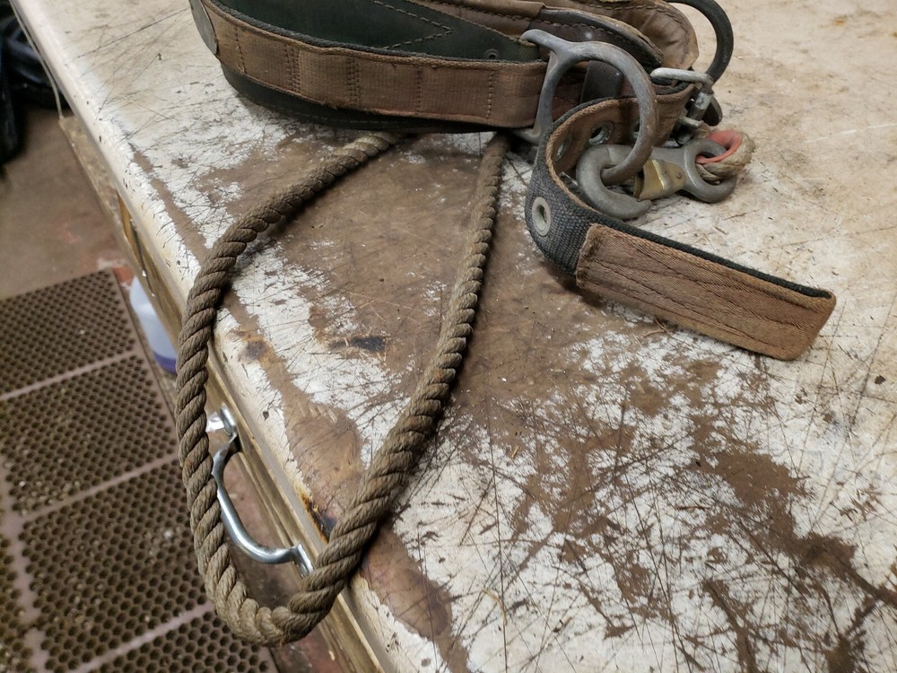 KLEIN TOOLS INC. Lineman's Pole Climbing Leather Belt - Size large