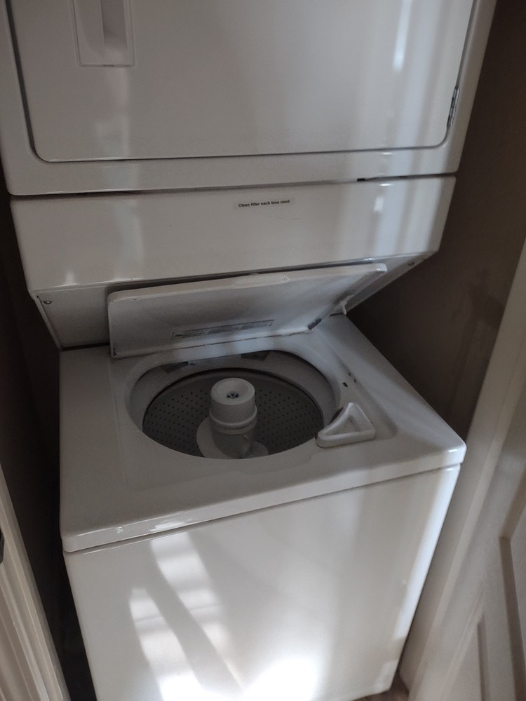 Whirlpool washing machine/dryer top/bottom stackable