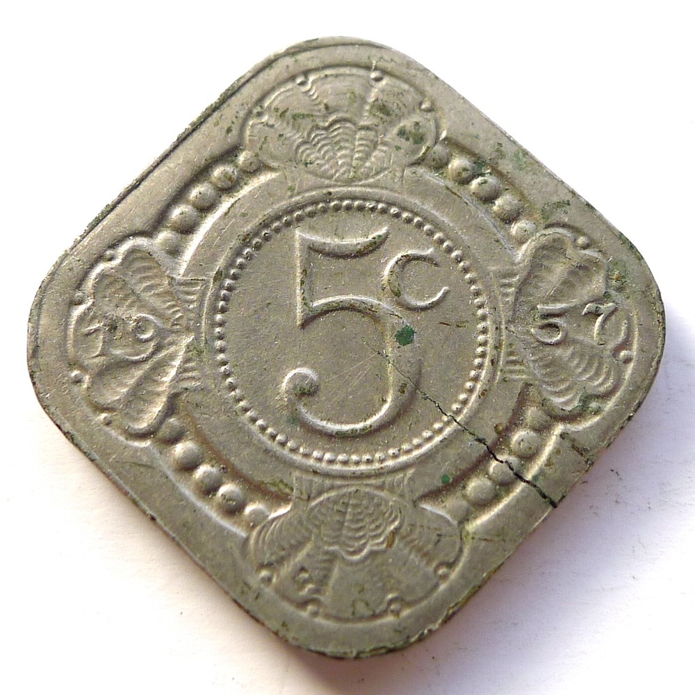 NETHERLANDS ANTILLES 5 CENTS 1957, *MINT ERROR* PLANCHET CRACKED RIGHT THROUGH!!