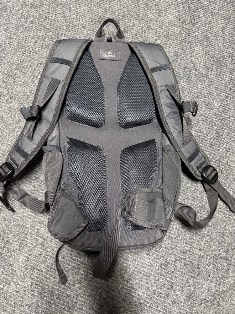 Quest 2L Hydration Backpack Gray/Black Zip Adjustable Straps 2 Pockets