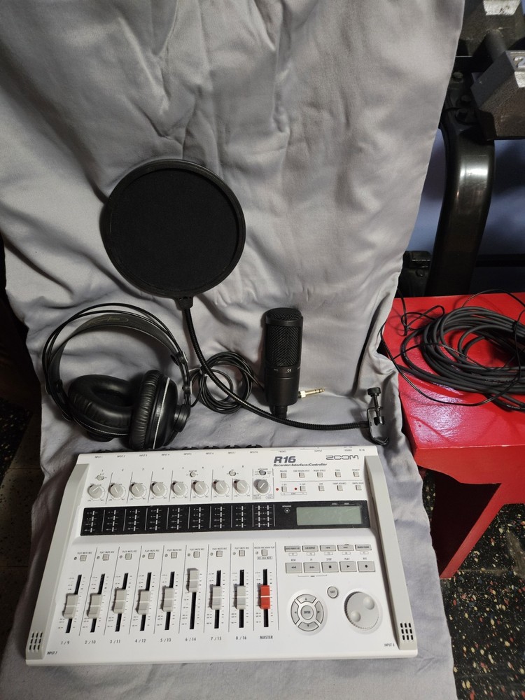 Zoom R16 Digital Recorder Interface Controller w/ Headphones, Microphone