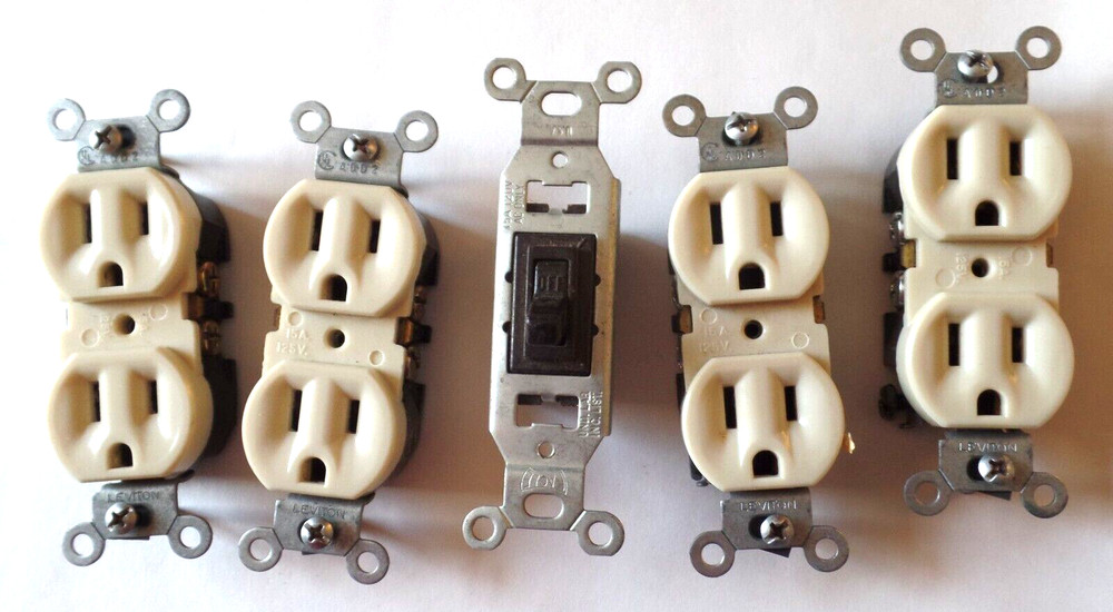 5 Vintage LEVITON & EAGLE Plugs (k)