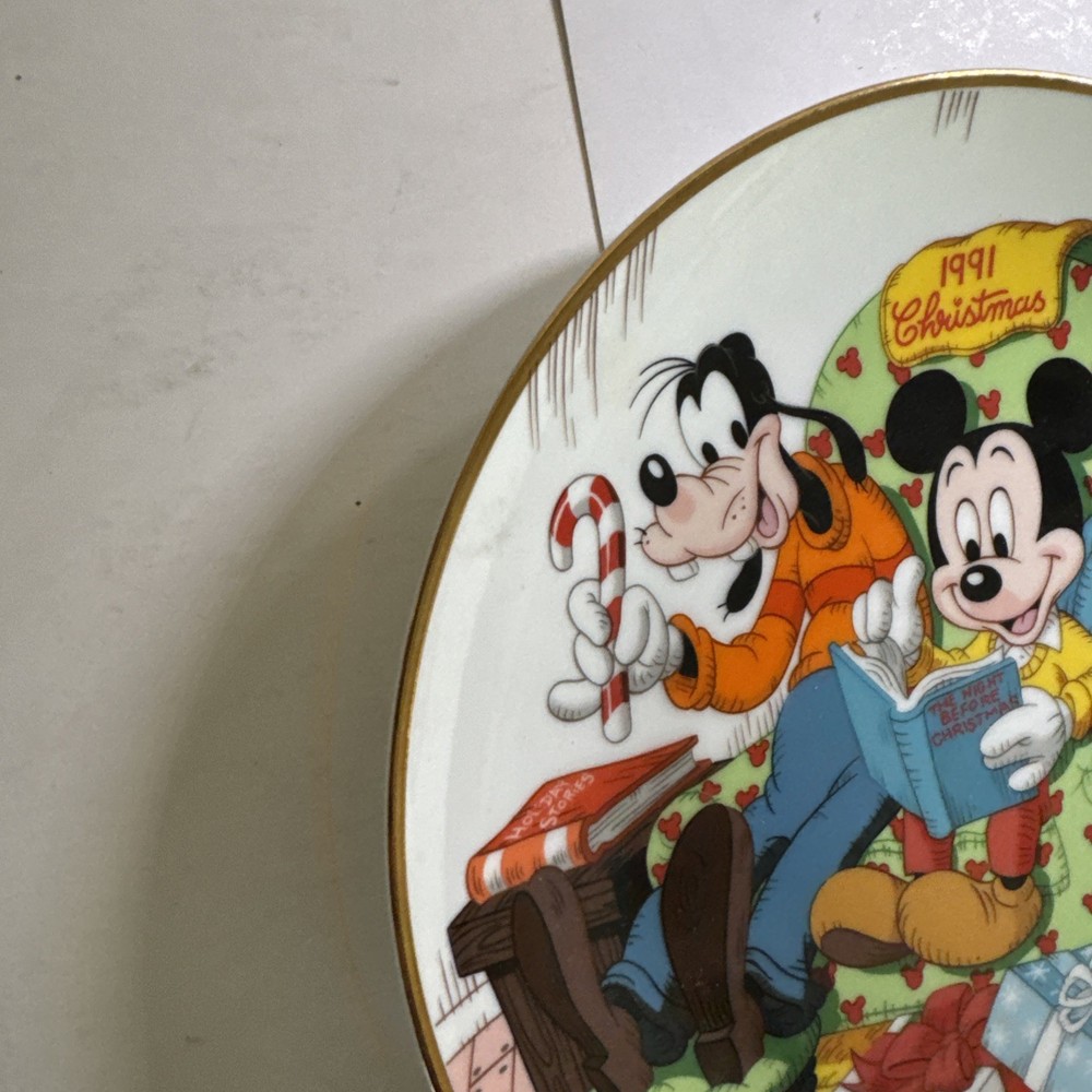 WALT DISNEY - 1991 - THE NIGHT BEFORE CHRISTMAS PLATE