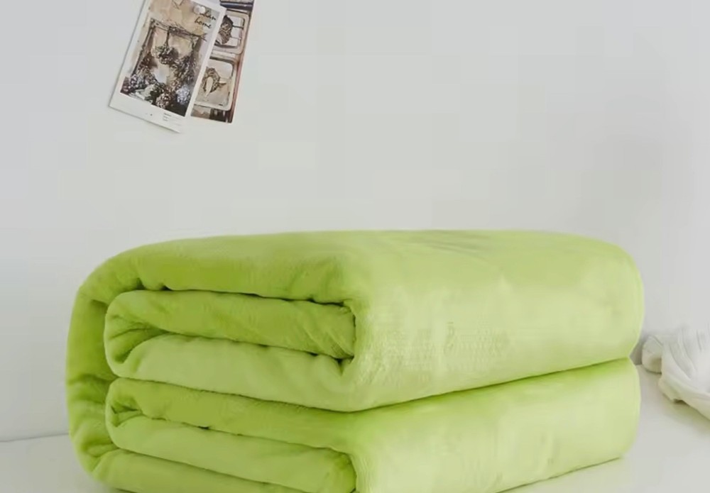 lightweight decorative throw, not electrically heated