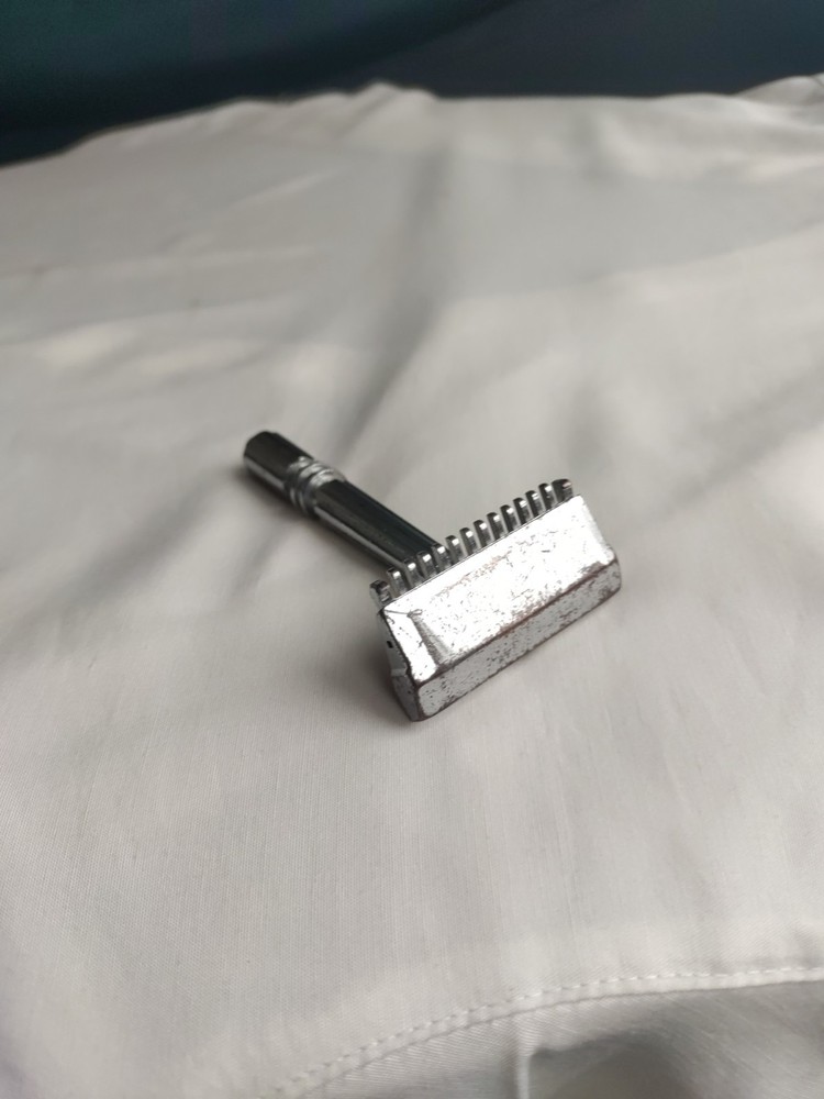 Gem Micromatic Open Comb Type Silver Tone SE Safety Razor