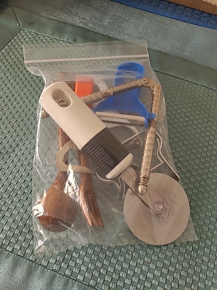 VINTAGE KITCHEN TOOLS (BIN TT)