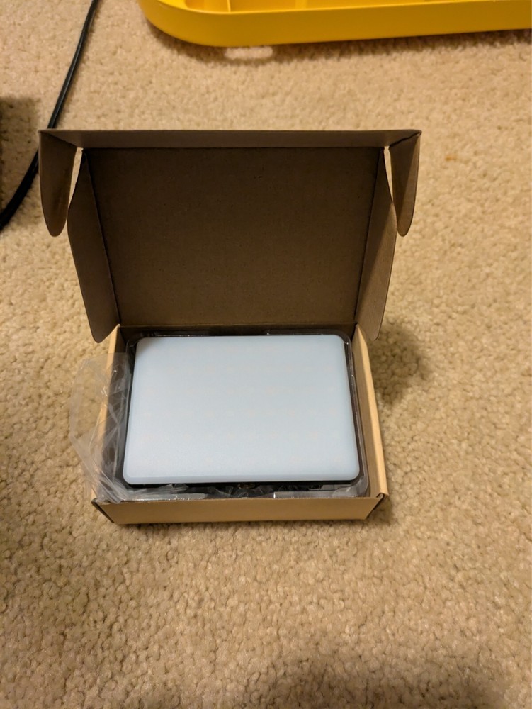 Singwil Selfie Light for iPhone 3 Light Modes Adjustable Brightness Clip Design