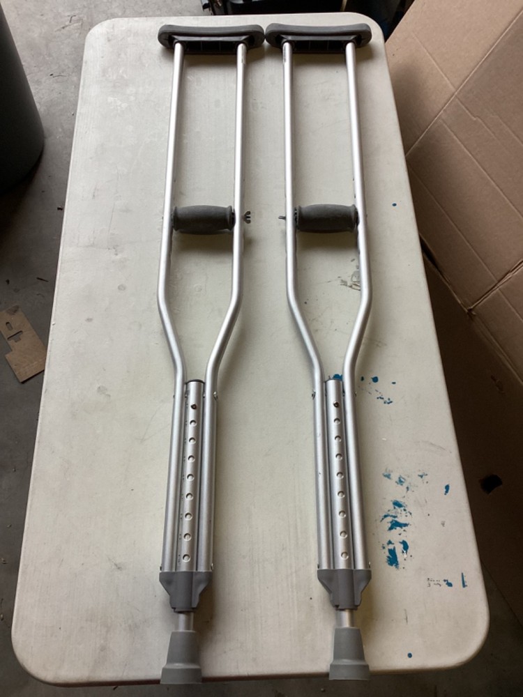 Medchoice Aluminum Push Button Adjustable Crutches **USED** From 5”2 to 5”10