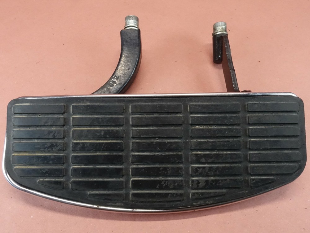 2000-2005 Harley Davidson Electra Glide FRONT RIGHT FOOT PEG BRACKET FOOT REST